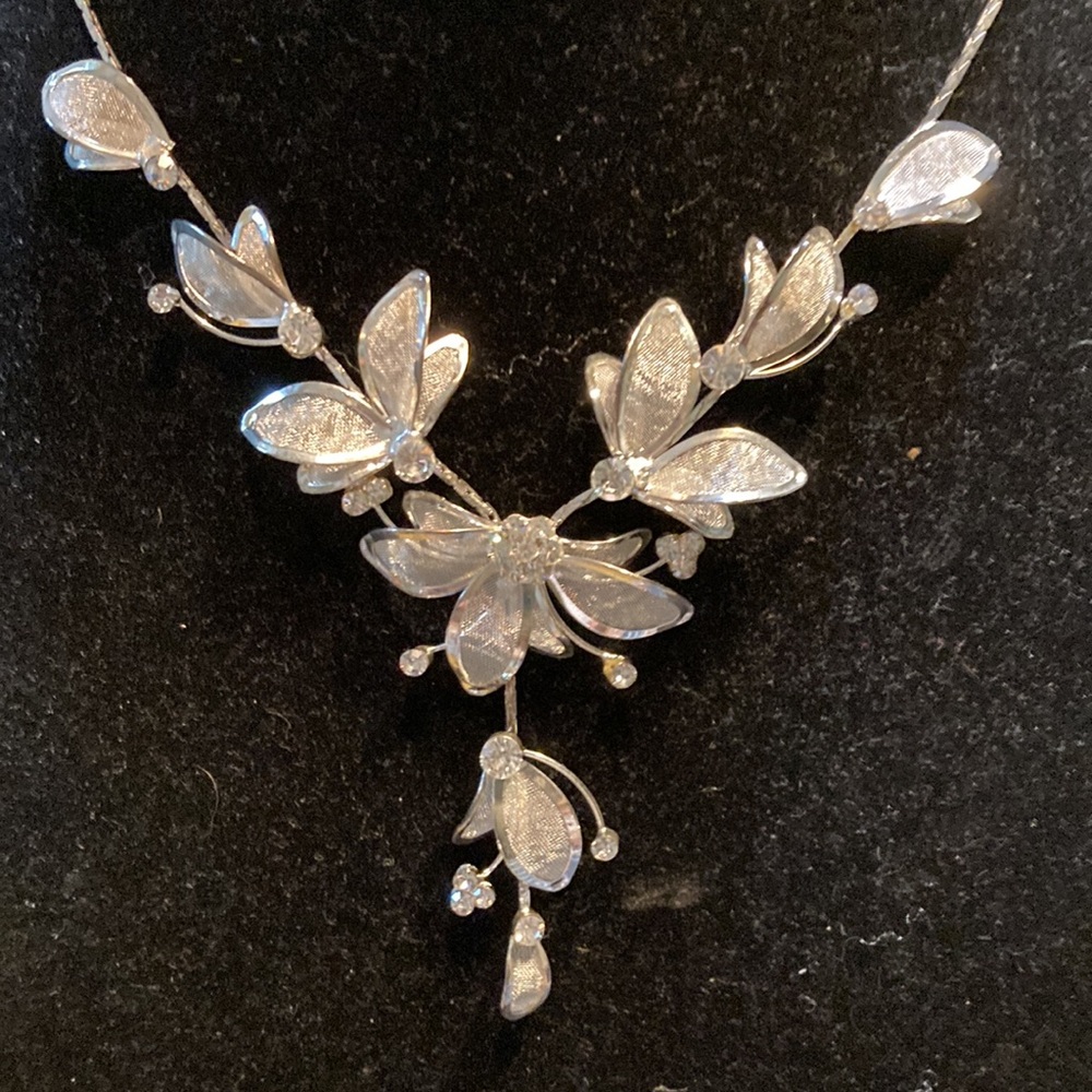 Silver Floral Leaf Necklace and Earrings Set